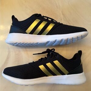 Adidas Women’s QT Racer 2.0 rubbing shoes in size 8